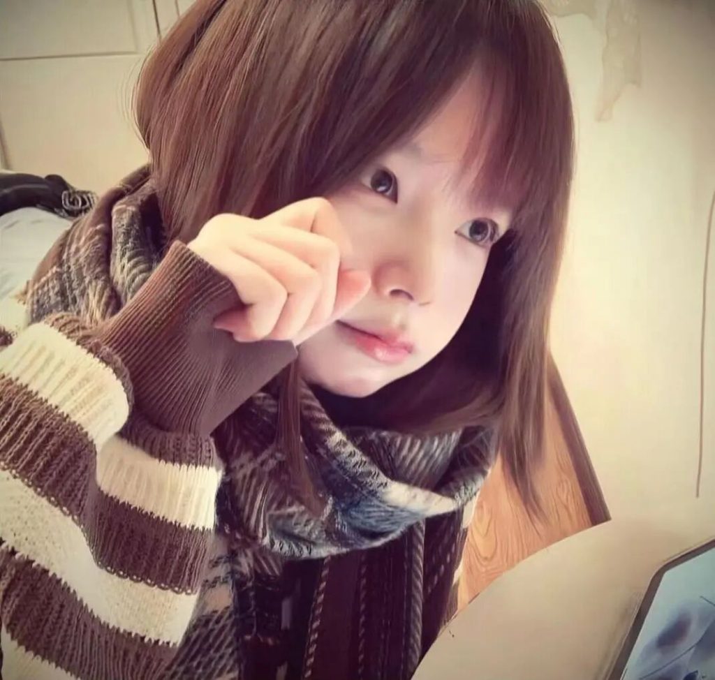 图片[32]-𝙒𝙚𝘾𝙝𝙖𝙩 | 女生头像100张【可直接保存】-优美阁