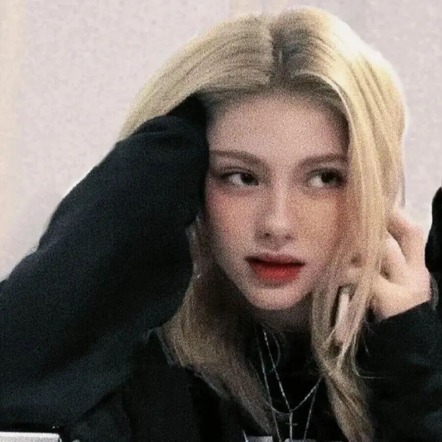 图片[19]-𝙒𝙚𝘾𝙝𝙖𝙩 | 女生头像100张【可直接保存】-优美阁